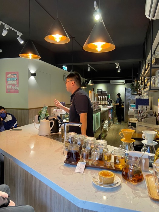 ML COFFEE慕光咖啡工作室創辦人 曹容誌系友示範咖啡手作